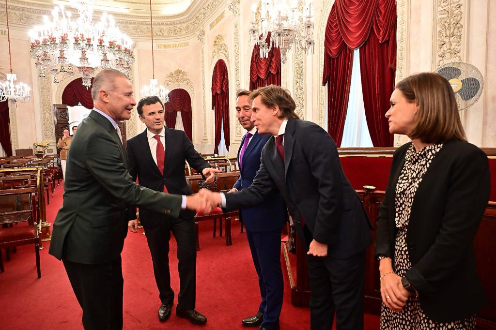 El embajador de México visita el Ayuntamiento de Cádiz